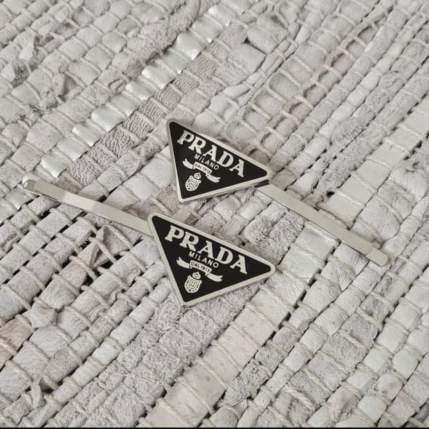 프라다 헤어핀 블랙 한쌍