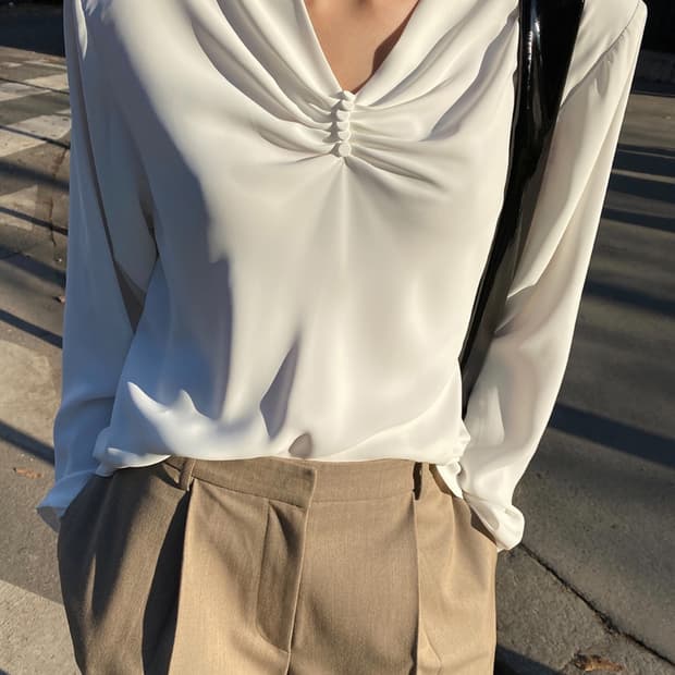 드래곤블루스 버튼V셔링블라우스