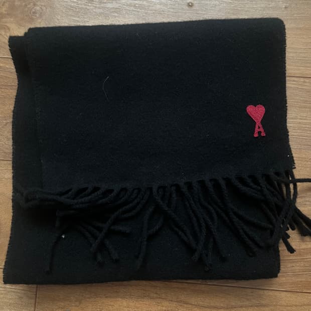 아미 하트 로고 블랙 머플러