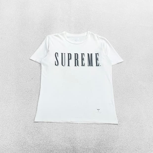 슈프림 Supreme 스포츠 스펠 로고 반팔티 