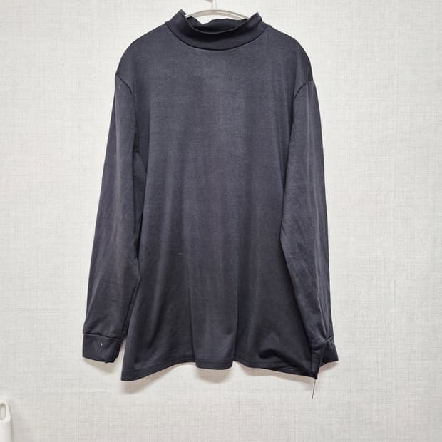 검정색 목폴라 긴팔 티셔츠