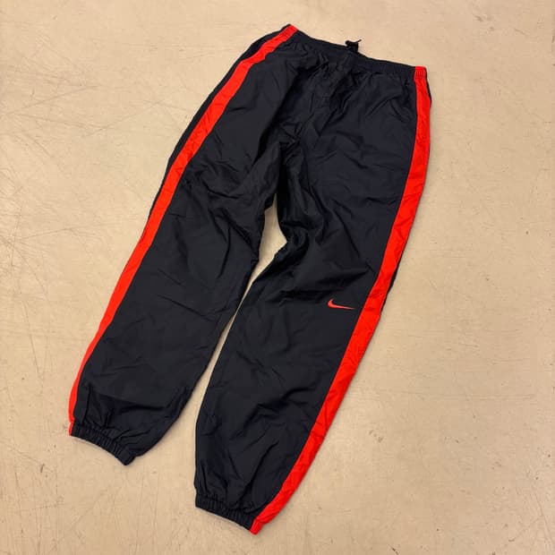 나이키 사이드라인 스우시 조거 팬츠