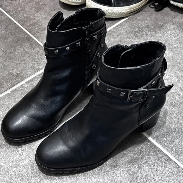 스터드 버클 락 앵클부츠