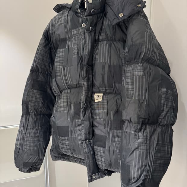 예스아이씨 x인세인개러지 콜라보 다운 자켓 블랙 새상품