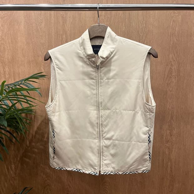 버버리 경량 패딩 베스트 스탠드 카라 밑단 포켓 라인 디테일 베이지