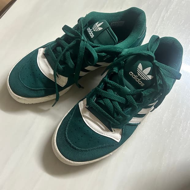 아디다스 벨벳 스니커즈