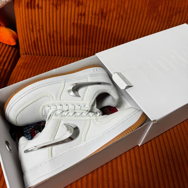 [265] 나이키 트레비스 스캇 에어포스 세일