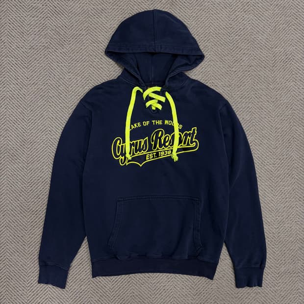 시그니처컨셉 스트링 디테일 오피셜 후드티 v1066