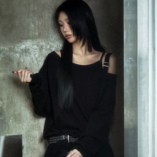 칙스 버클 원숄더 맨투맨 블랙