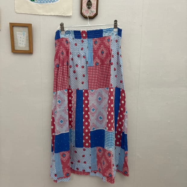 딸기 도트 패치 스커트
