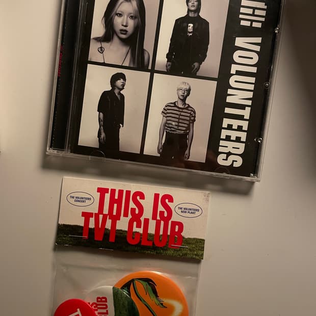 더 발룬티어스  cd 앨범, 뱃지