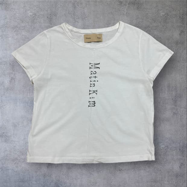 마뗑킴 스펠아웃 화이트 크롭 반팔티