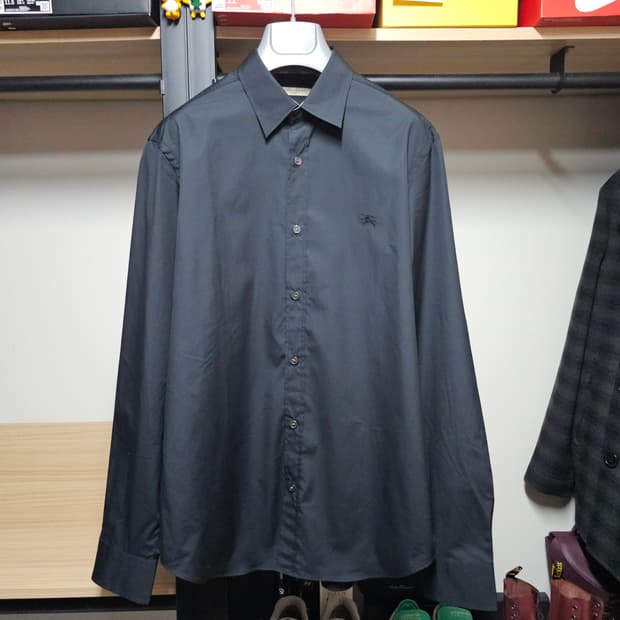 버버리 브릿 체크트리밍 신축성좋은 남성블랙셔츠 100