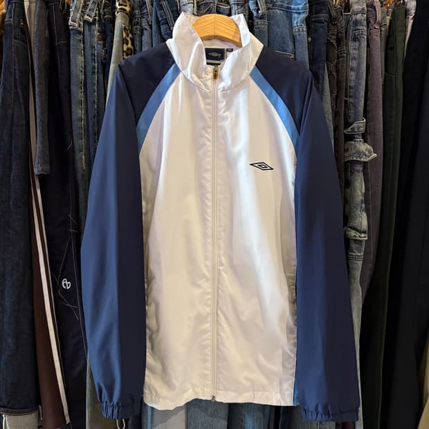 엄브로 배색 바람막이