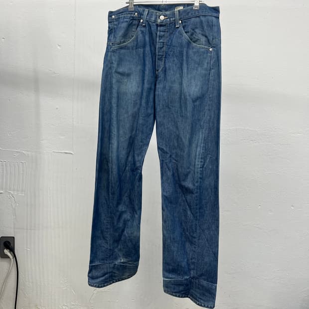 [35] LEVIS ENGINEERED CURVED JEANS