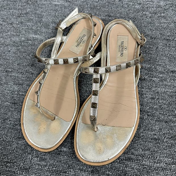 발렌티노 락스터드 샌들 235