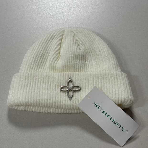 써저리 클로버 로고 비니 화이트