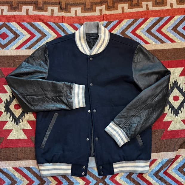 100) 어반리서치 도어스 송아지가죽 바시티 자켓 네이비