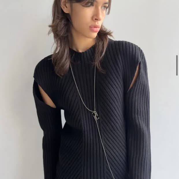 로우클래식 컷아웃 니트 탑