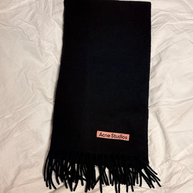 아크네 머플러 블랙