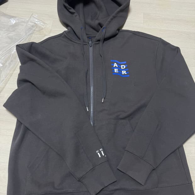 [A1] 아더에러 5주년 웨이브 로고 그레이 차콜 후드집업