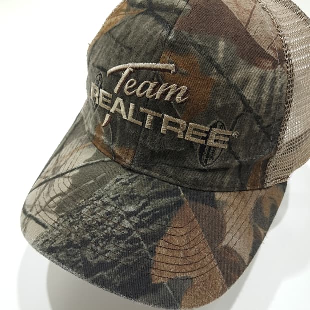 팀 리얼트리 로고 자수 카모 & 베이지 메쉬 트러커 볼캡 P2035