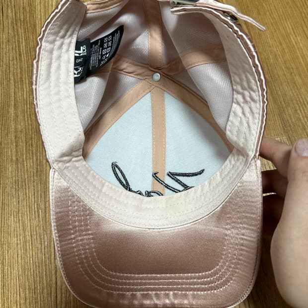 칼 라거펠트 핑크 모자