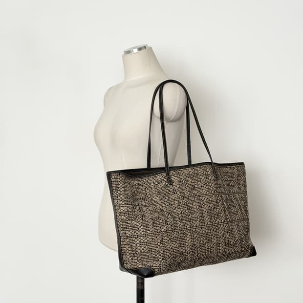 펜디 우븐 주카 레더 트리밍 롤 쇼퍼백