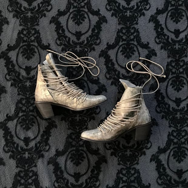 엔틱 락시크 멀티 스트링 레이스업 앵클부츠