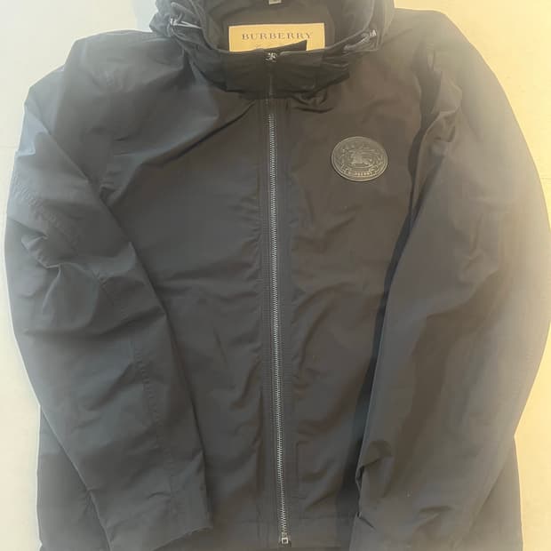 버버리 팩어웨이 블랙 바람막이50