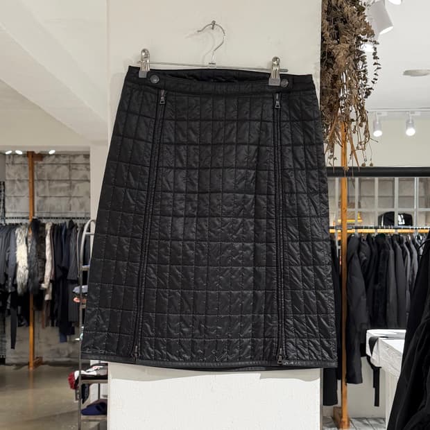 프라다 블랙 퀼팅 패디드 미디 스커드