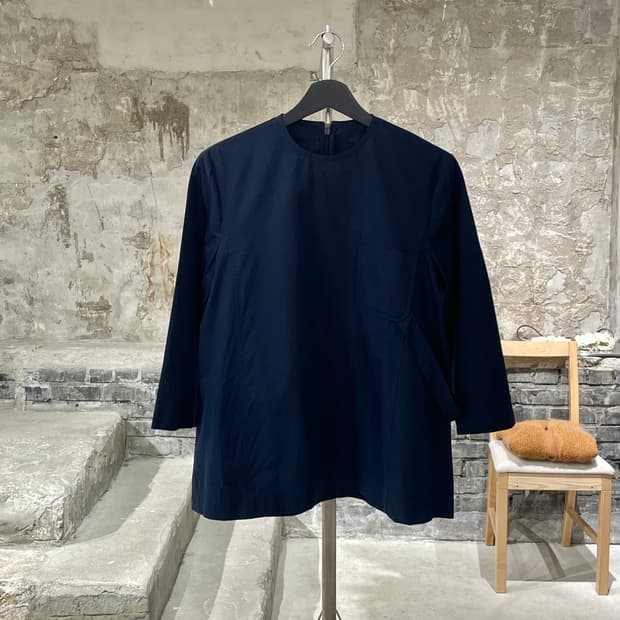 메종 마르지엘라 1 다크 네이비 싱글 포켓 백스티치 코튼 블라우스