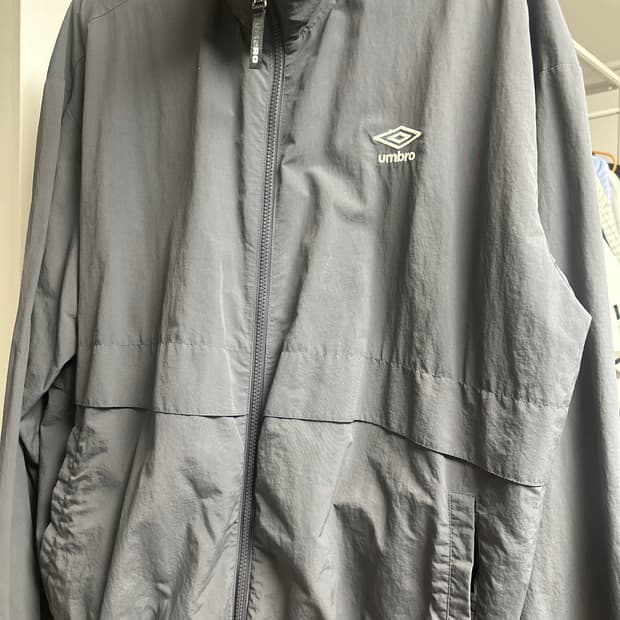 엄브로 바람막이