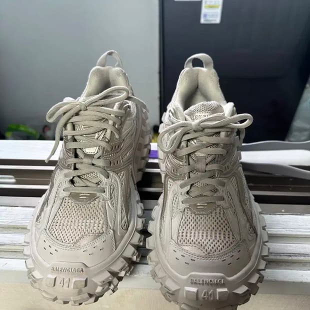 발렌시아가 디펜더 베이지 41사이즈 판매합니다.