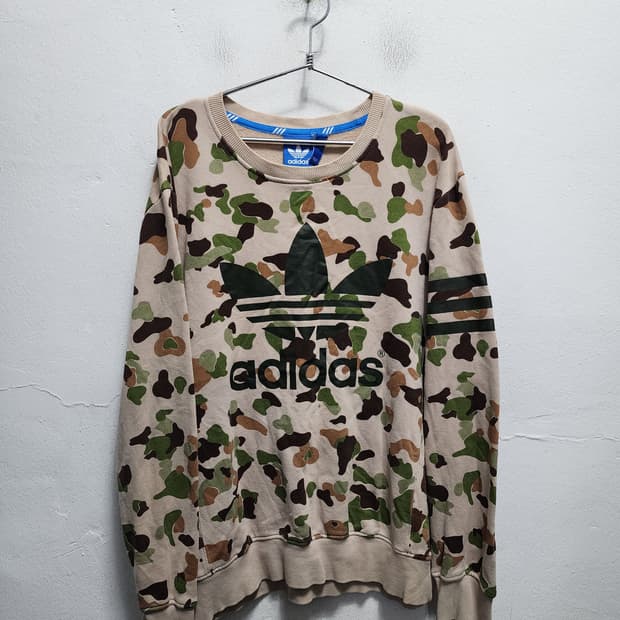 아디다스 카모플라쥬 완장로고 맨투맨