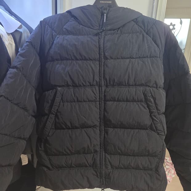 CP컴퍼니 고글 패딩 블랙 (48)