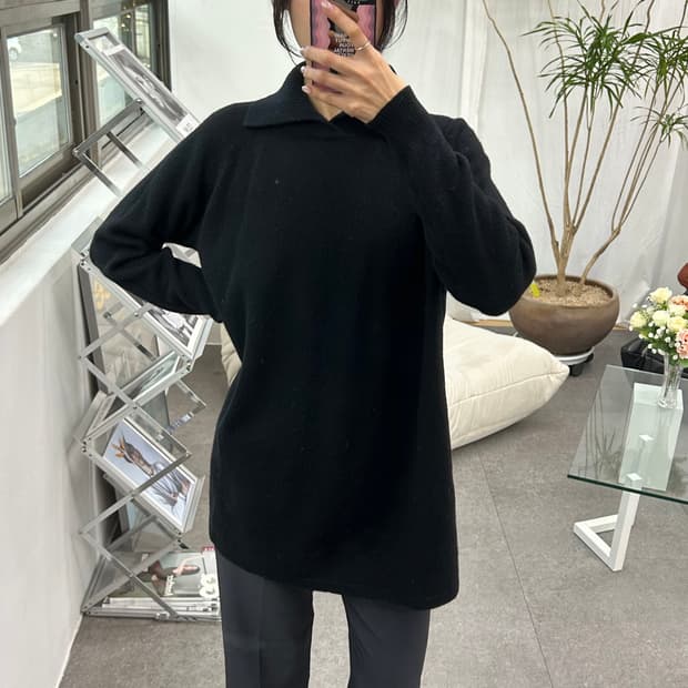 TANGELIA 블랙 하이넥 루즈니트