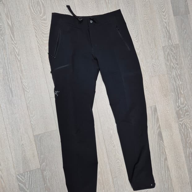 아크테릭스 감마 AR 팬츠(블랙) 32 레귤러 판매합니다.