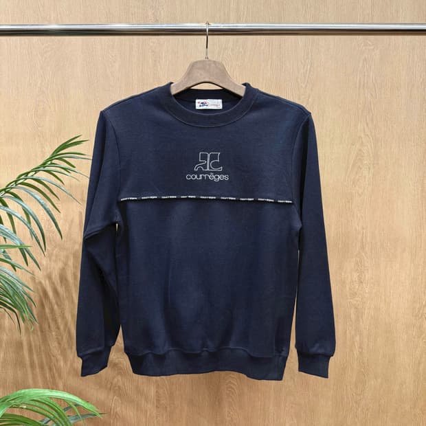 꾸레쥬 시그니처 로고 프린팅 맨투맨 스웻셔츠 배색 라인 블랙