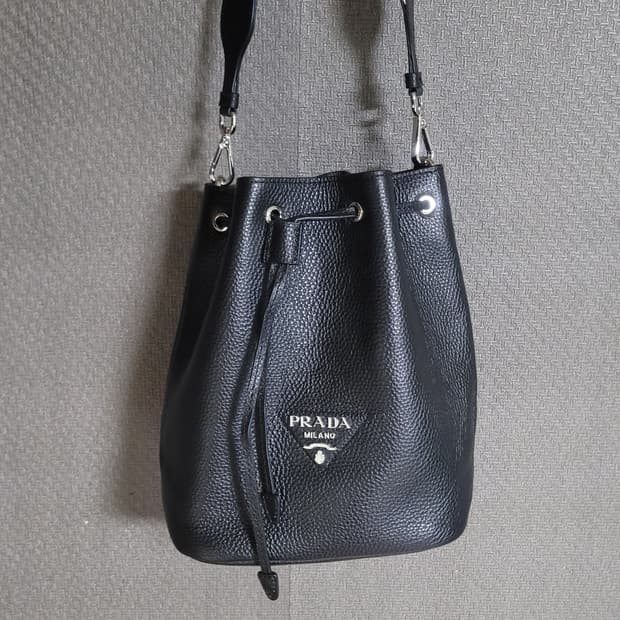 프라다 다이노 버킷 숄더백