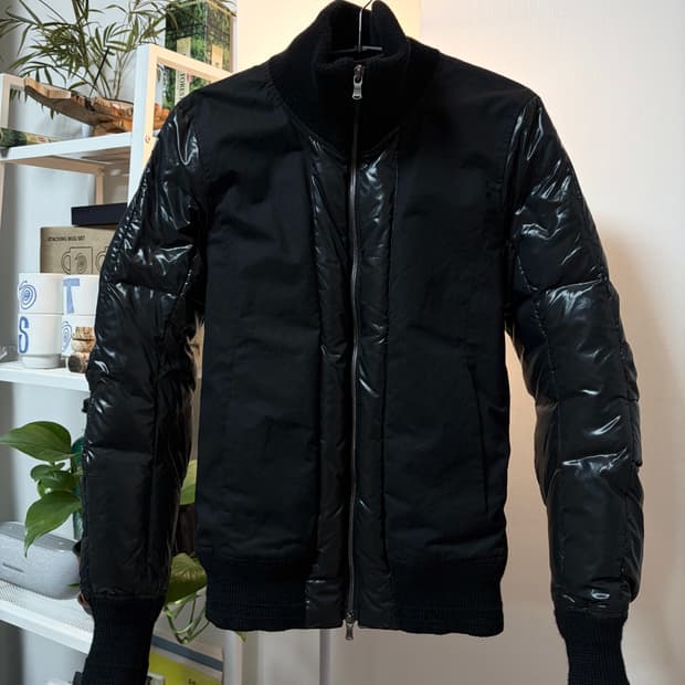 The Viridi Anne 스위칭 다운 봄버 자켓