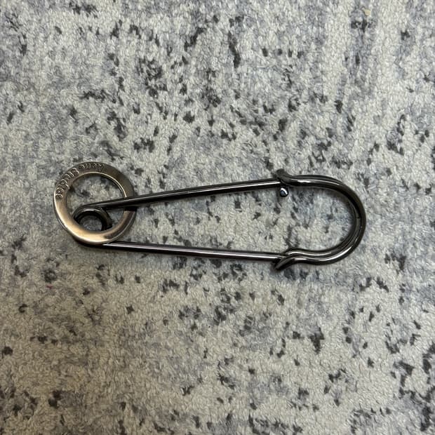 아크네 옷핀 브로치