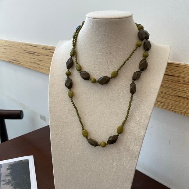 그린 카키 비즈 롱 목걸이