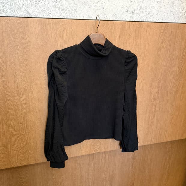 빈티지 터틀넥 롱슬리브 니트 골지 배색 셔링 퍼프 슬리브 디테일 블랙