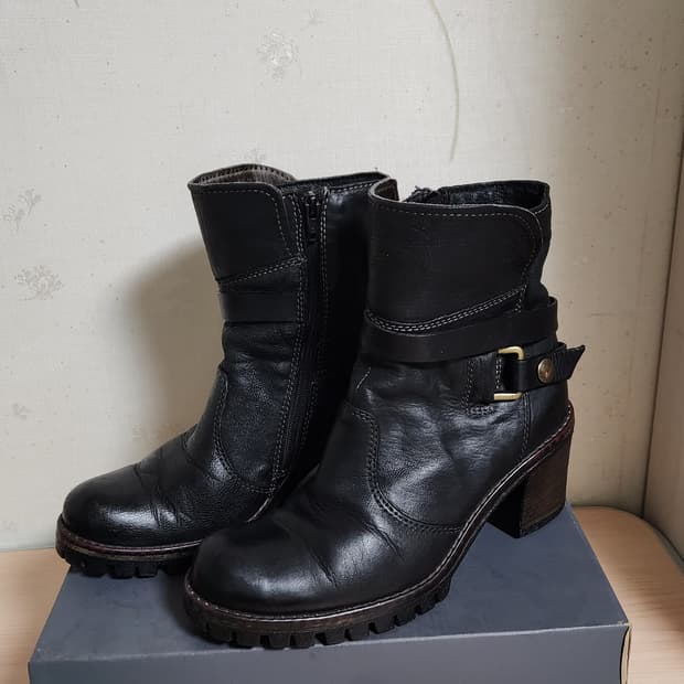 이태리 마나스(MANAS) 블랙 가죽 앵클 부츠