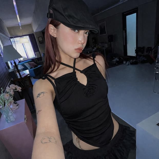 바티아엘르 로즈 코사지 셔링 스트링 트임 탱크탑