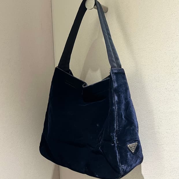 프라다 블루 벨벳 숄더백