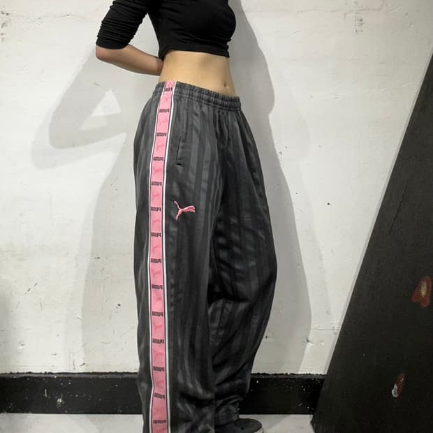 푸마 차콜 핑크 로고 사이드 라인 와이드 트레이닝 팬츠 S