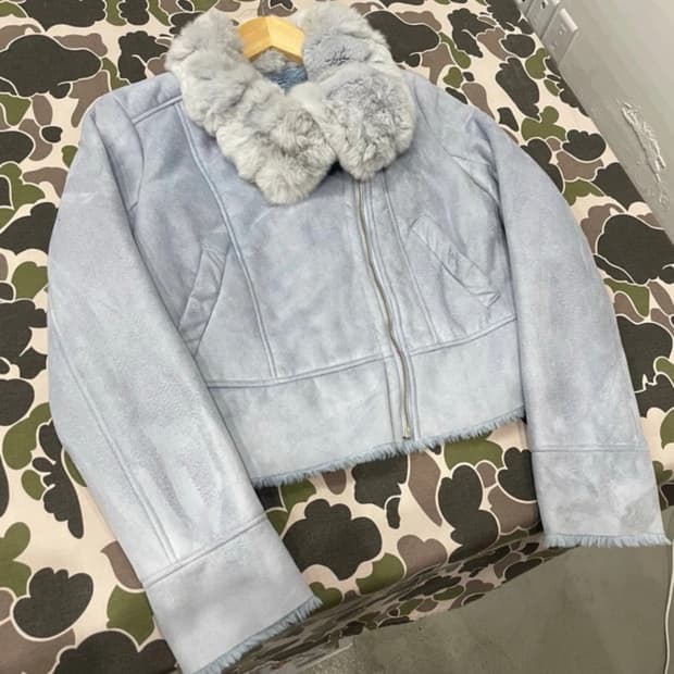 스카이블루 무스탕 