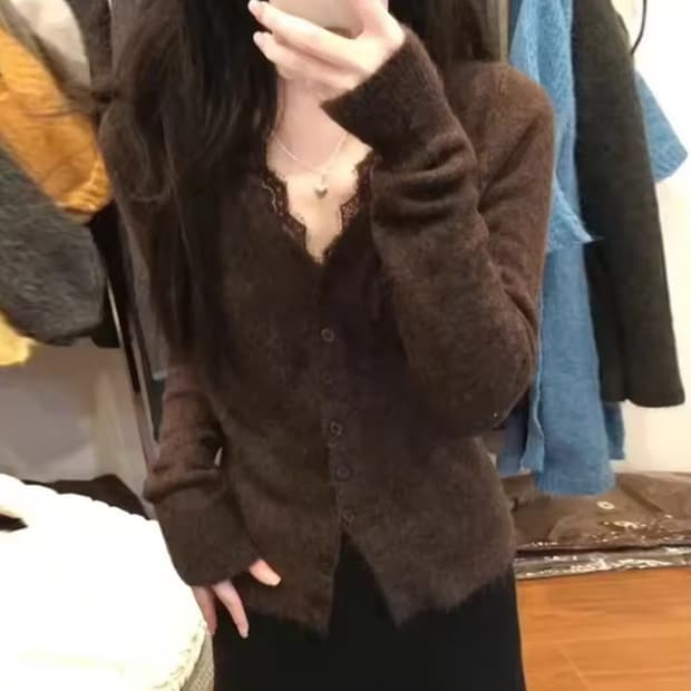 빈티지 슬림핏 버튼 레이스 넥라인 니트 